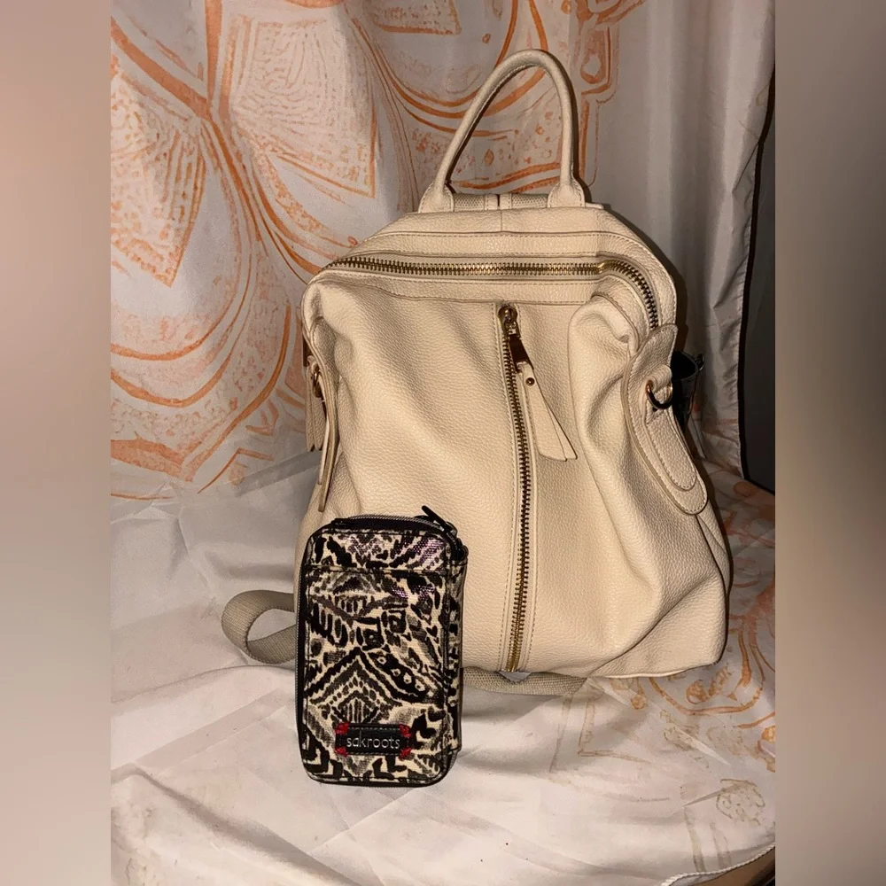 Sakroots Cream & Black Wallet Paired W/ a Cream Colored Backpack From Urban - Picture 1 of 12